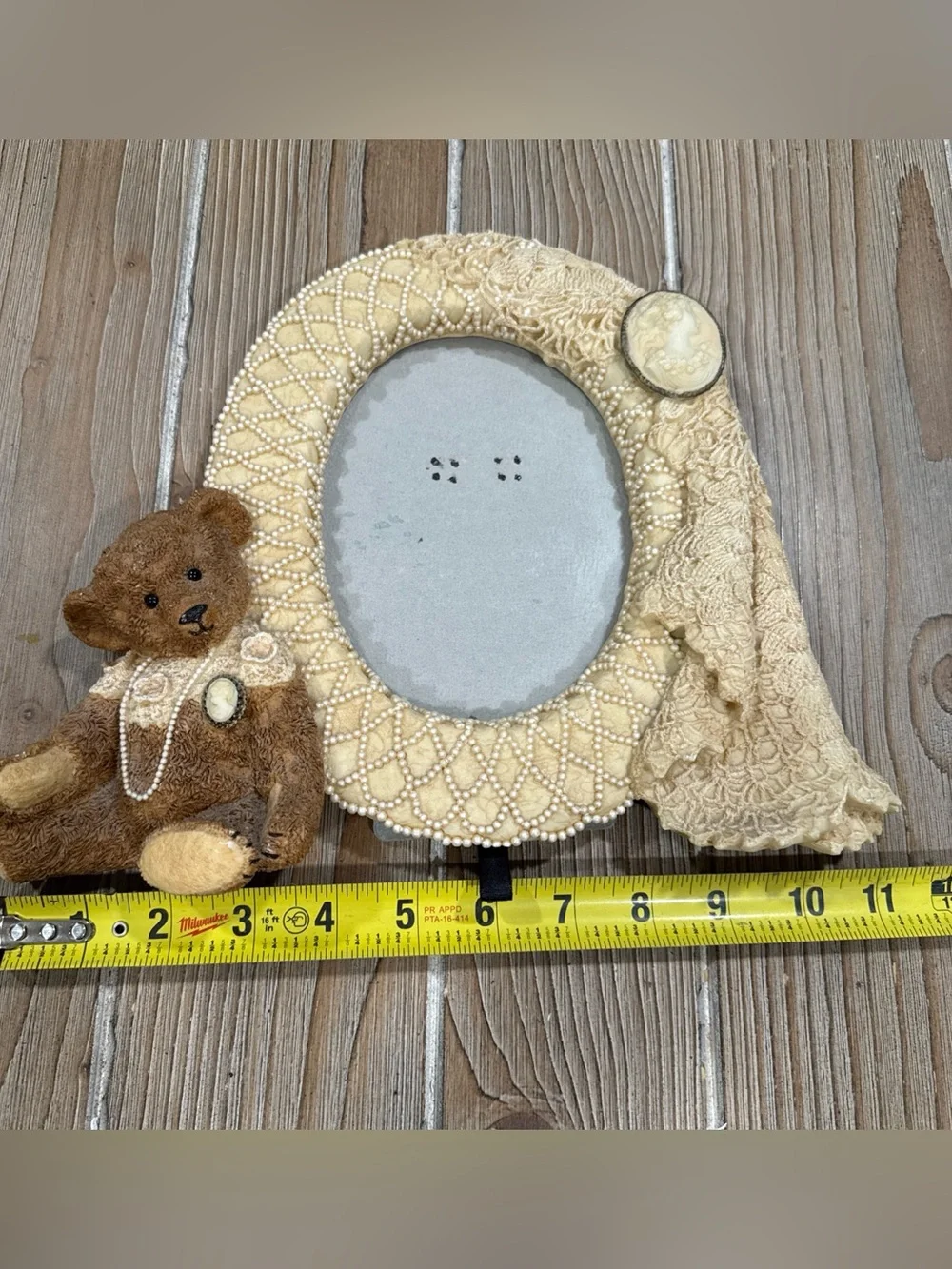 VTG 1996 United Design Corp Cameo Teddy Oval Picture Frame Lace Pearls Velvet